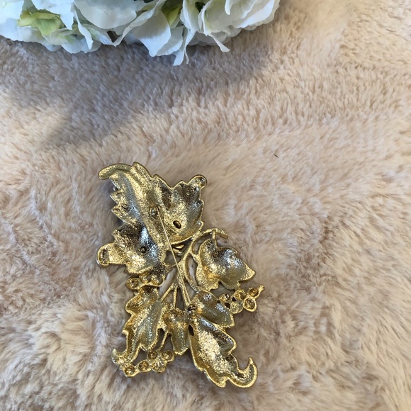 Goldtone Leaf Broach with Rhinestones - Picture 2 of 6